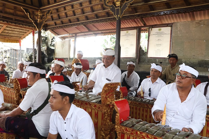 Gubernur Koster Hadirkan Pesan Kasih Sayang Lewat Gamelan di Besakih