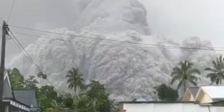 Gunung Semeru Meletus, Warga Diimbau Hindari DAS Mujur dan Curah Kobokan