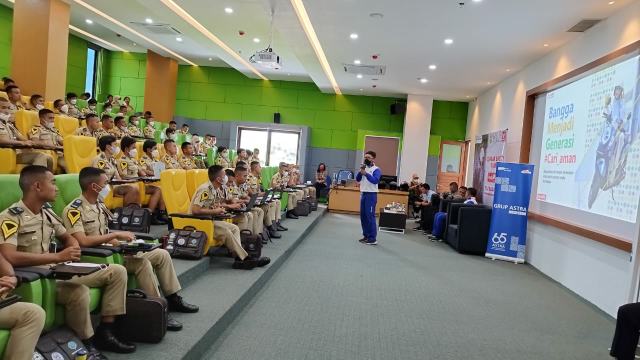 Seminar Safety Riding POLTRADA Bali Dorong Siswa Bangga sebagai Generasi #Cari_Aman