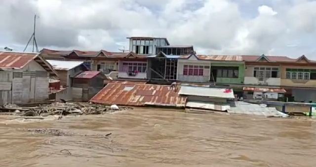 Banjir Sintang Rendam Enam Desa, Ketinggian Air hingga Dua Meter