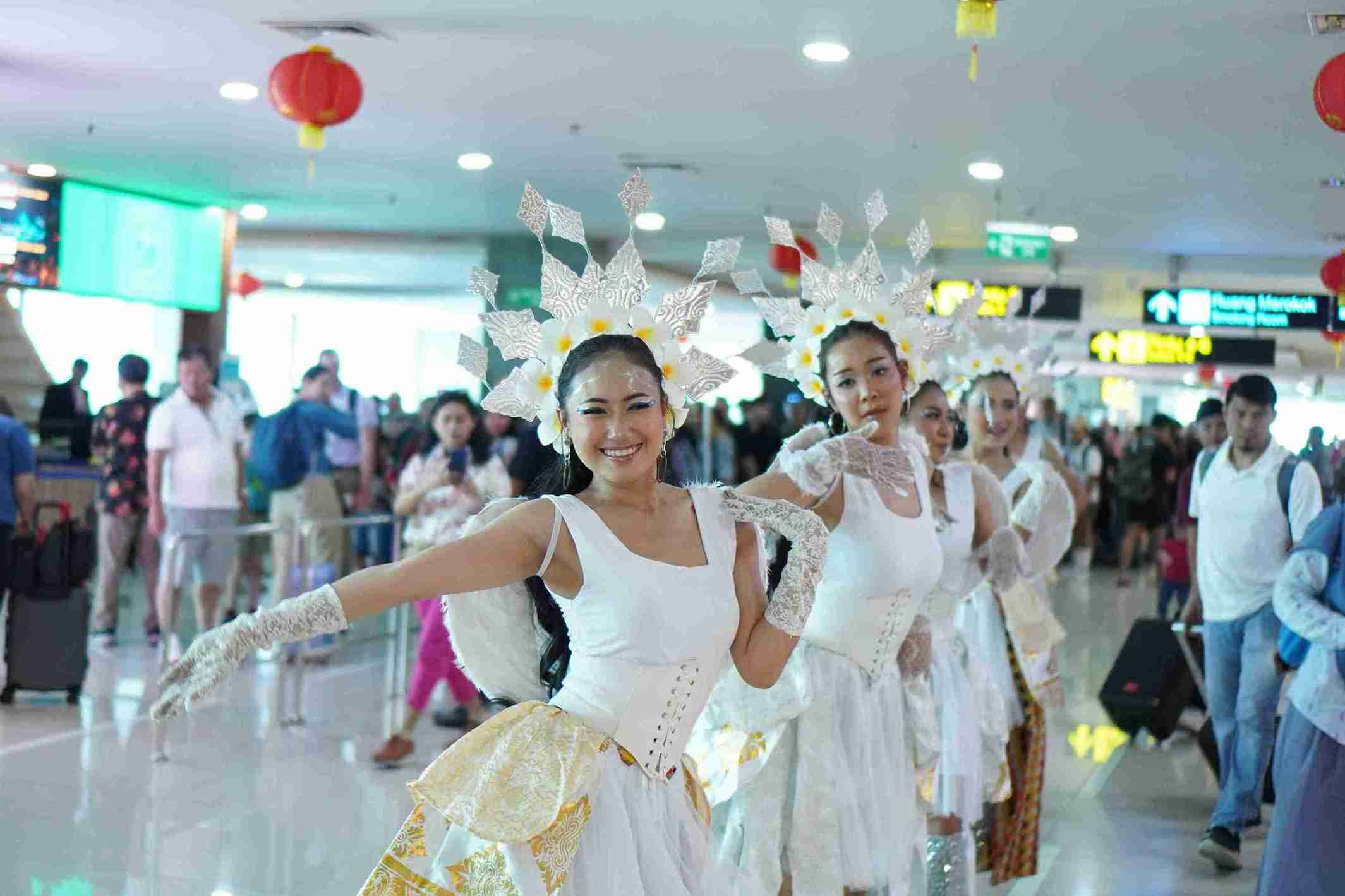 Cokelat, Bunga, dan Cinta di Ketinggian: Valentine Romantis di Bandara Ngurah Rai