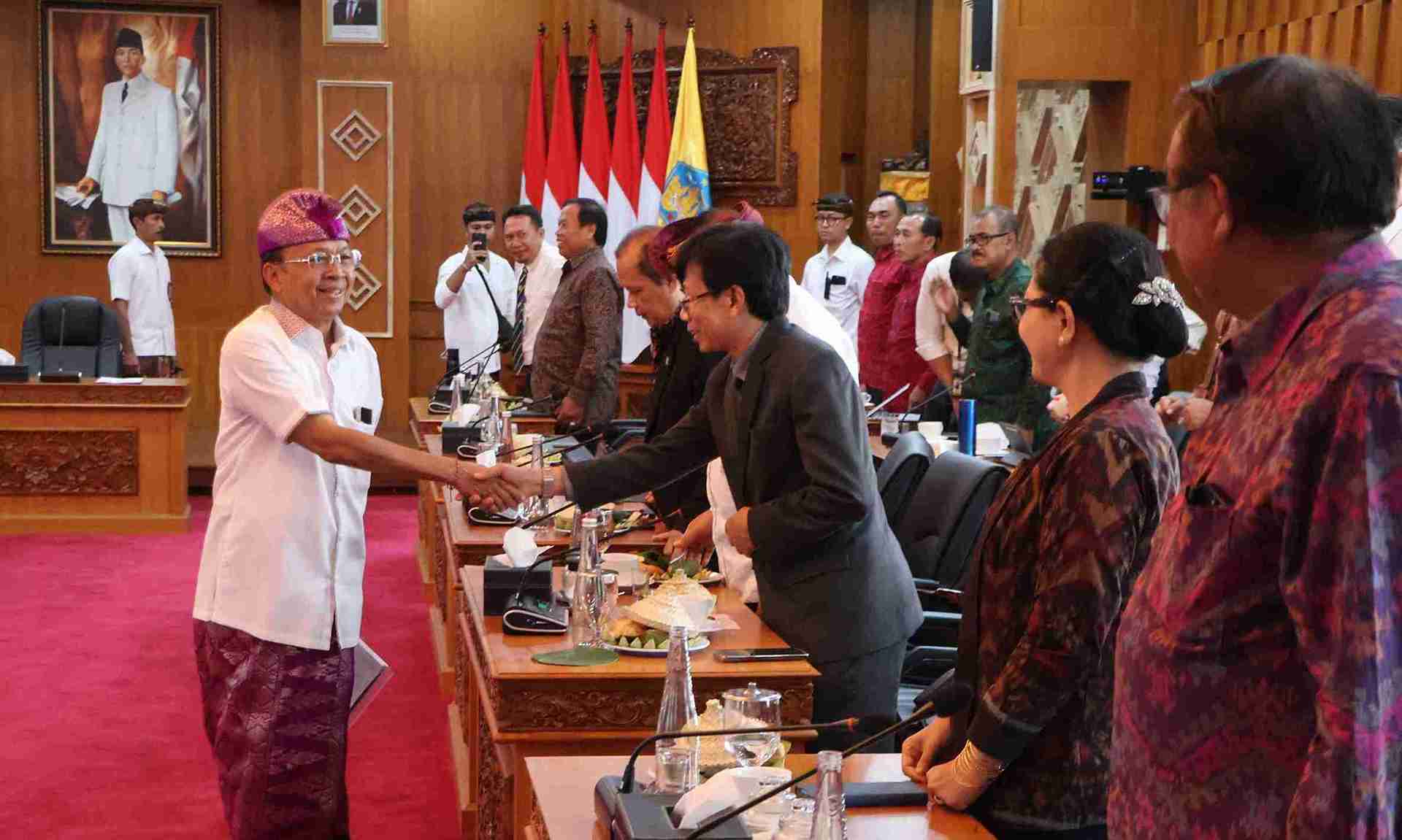 Terobosan Revolusioner di Bali: Program “Satu Keluarga Satu Sarjana”