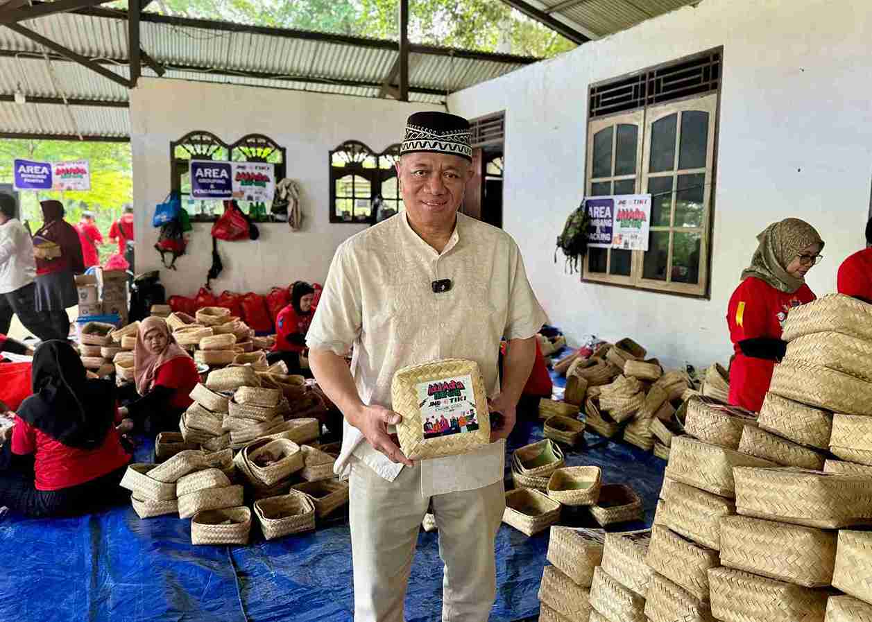 Idul Adha Penuh Makna: JNE dan TIKI Menebar Kebahagiaan