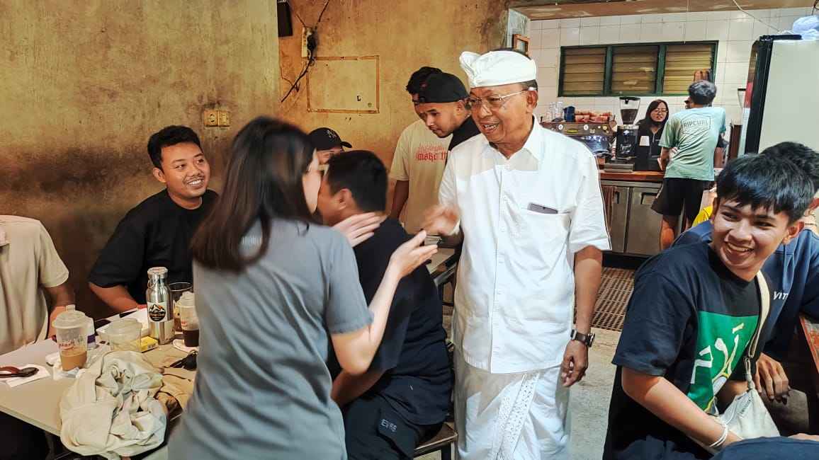 Hari Kasih Sayang Bali, Koster Traktir Pengunjung Seribuan Cangkir Kopi