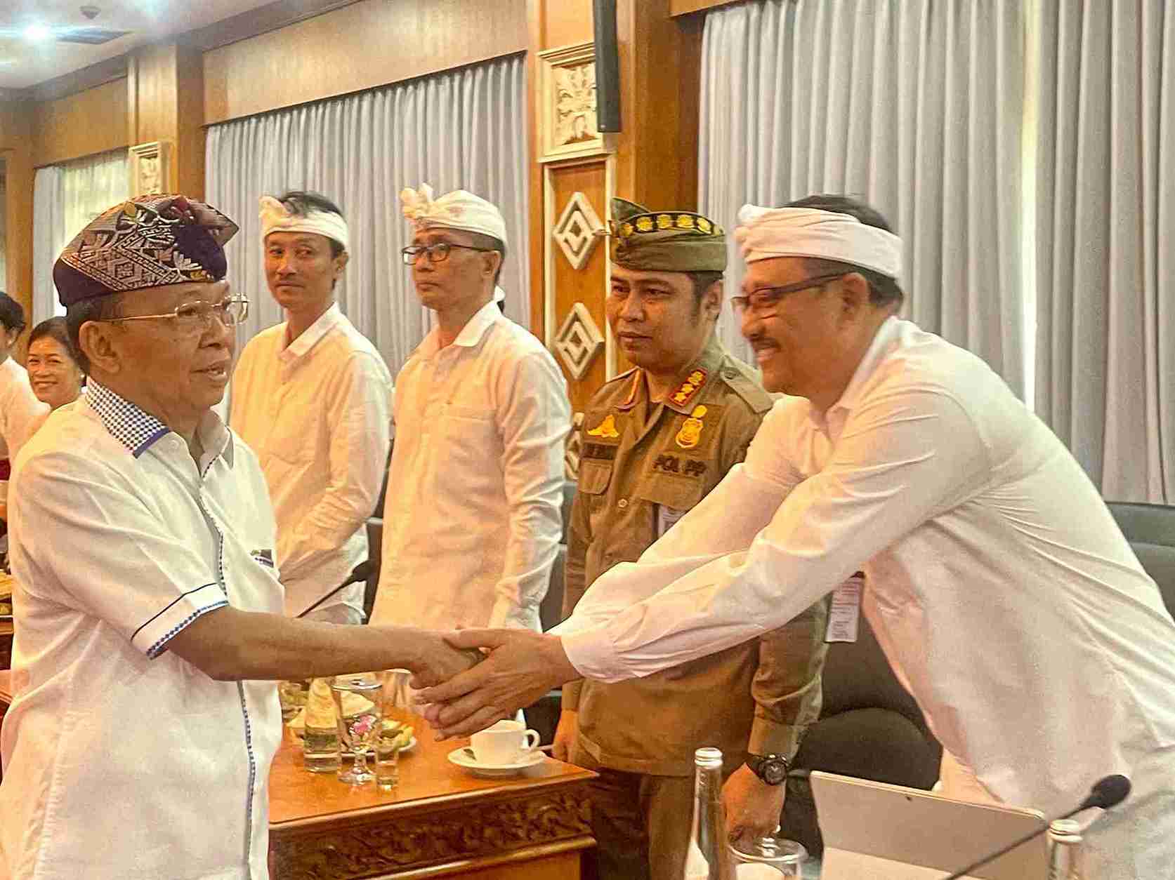 Gubernur Koster Perintahkan Penertiban Tegas Plastik Sekali Pakai di Seluruh Pasar Tradisional Bali
