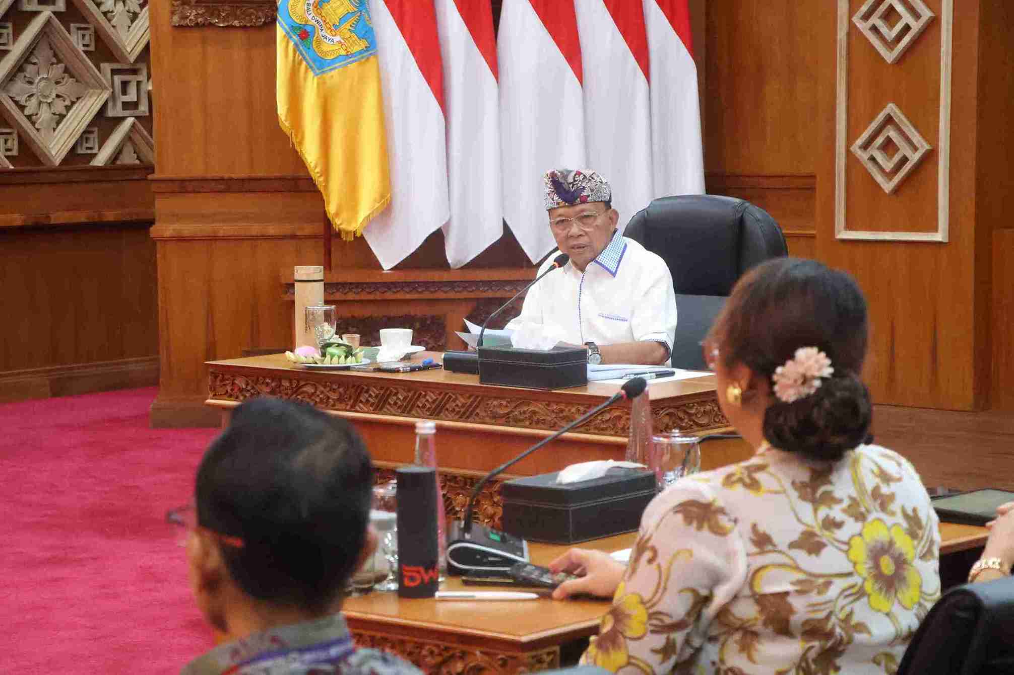 Tak Ada Kompromi! Gubernur Koster LarangTotal AMDK Kecil, Ini Ancaman Bagi Pelanggar