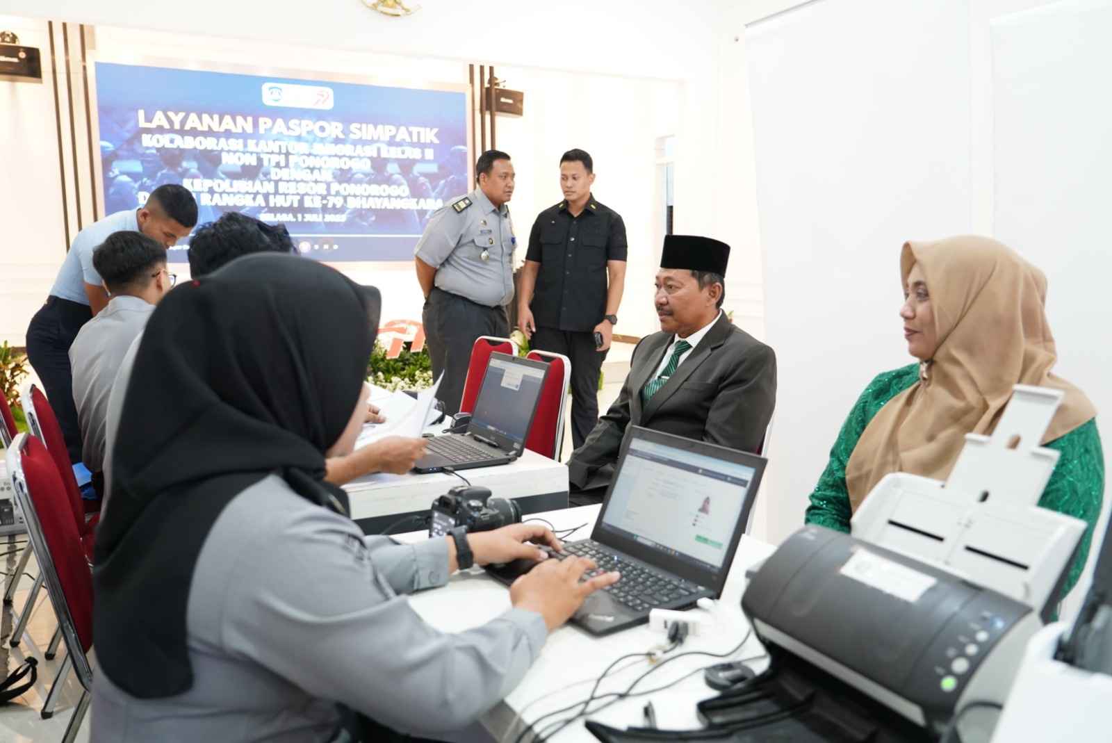 Imigrasi dan Polres Ponorogo Rayakan Bhayangkara dengan Layanan Paspor Prima!