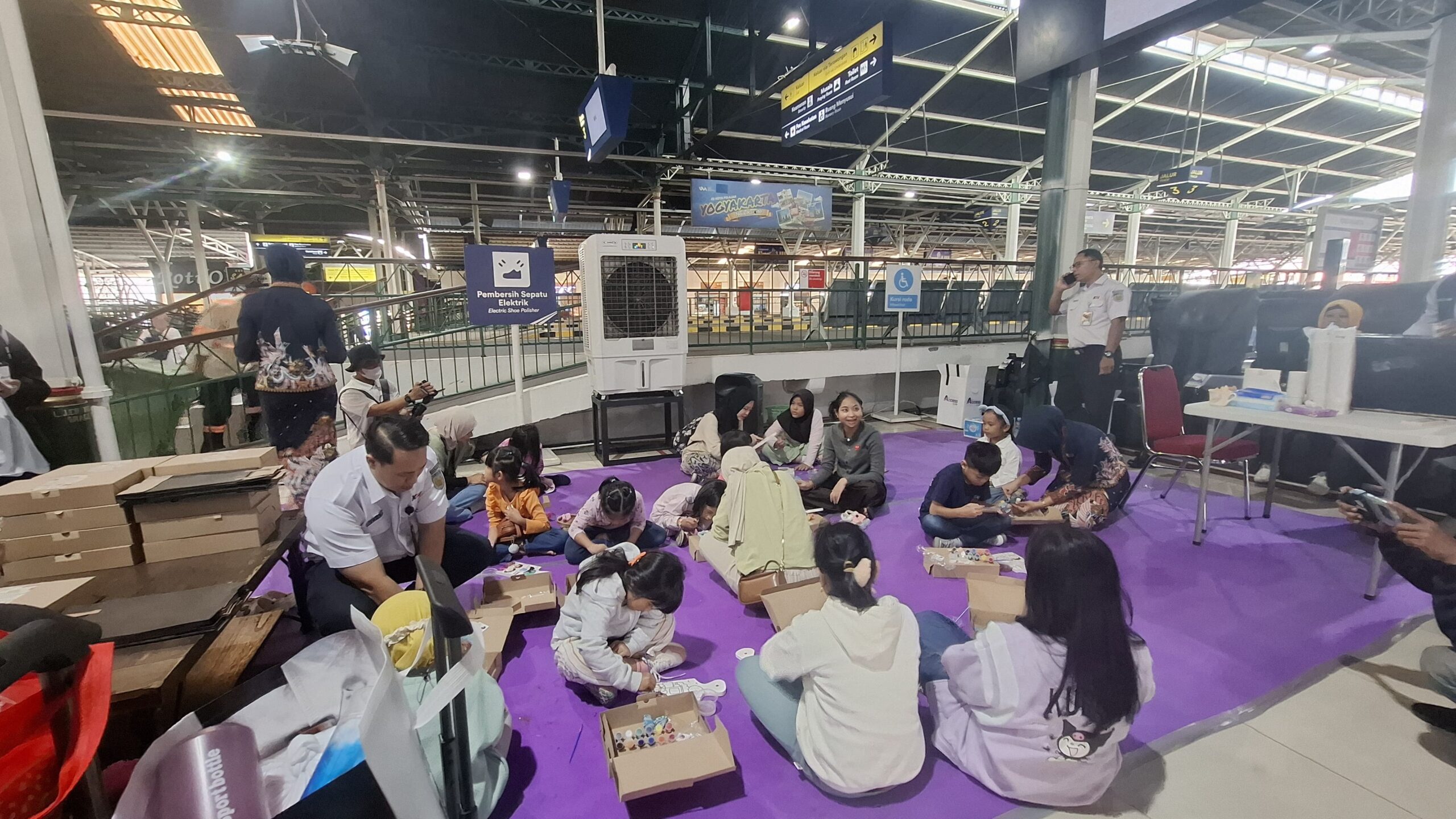 Sensasi Kopi Lokal Hangatkan Liburan Sekolah, KAI Daop 6 Suguhkan 750 Cangkir Gratis di Stasiun Yogyakarta!