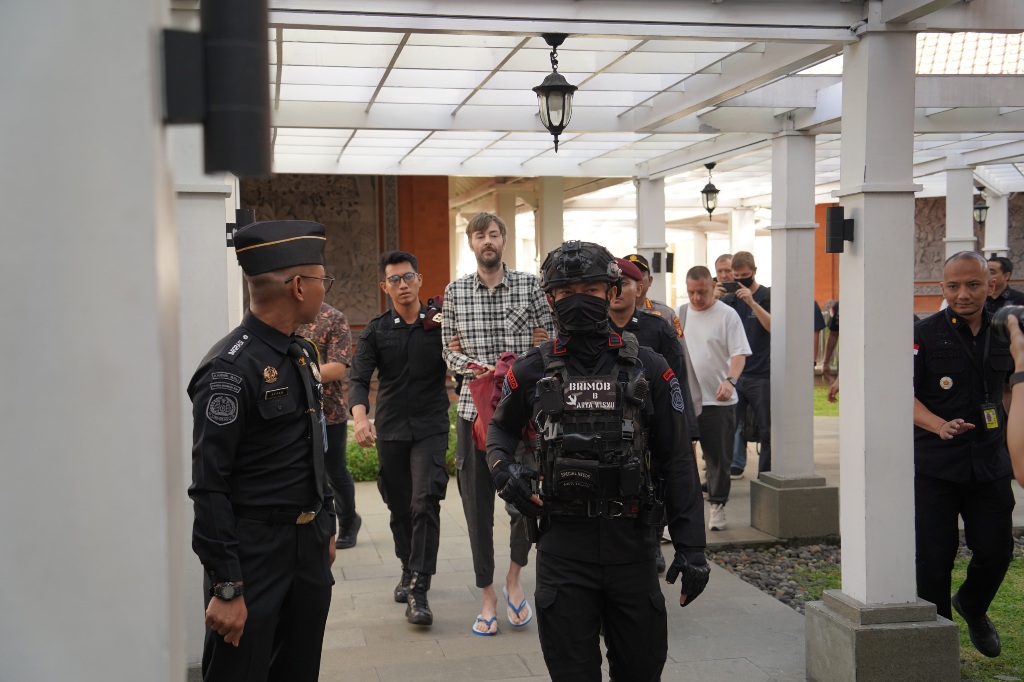 Buronan Interpol Rusia, Dalang Kejahatan Internasional Diekstradisi dari Bali
