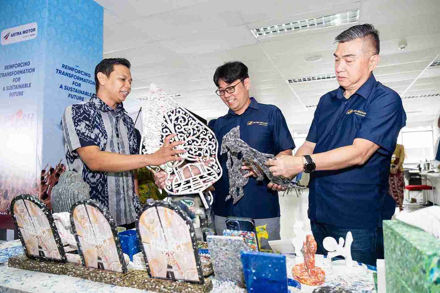 55 Tahun Astra Motor: Berdayakan Difabel Olah Sampah Plastik di Bali