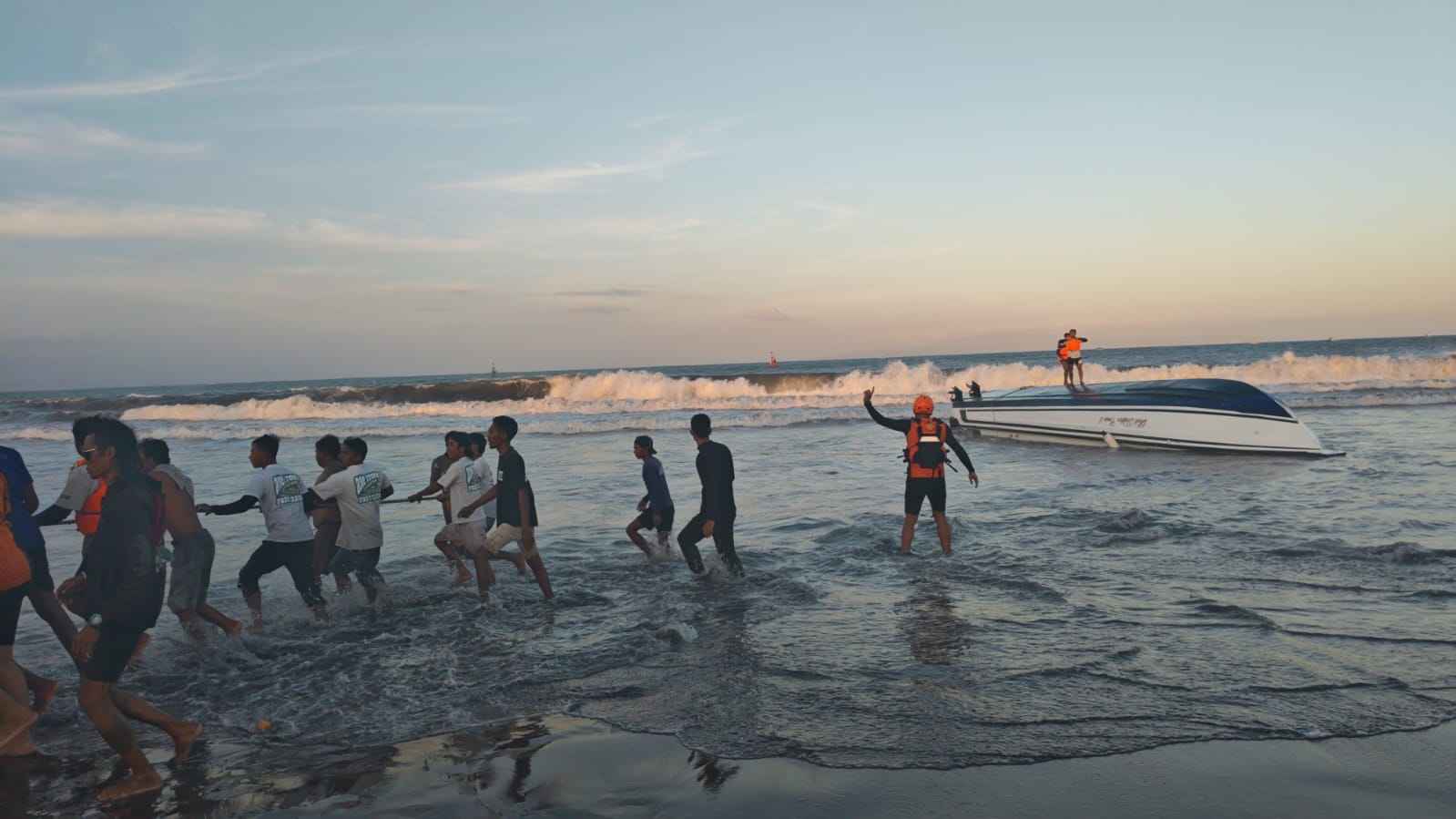 Puluhan Penumpang Terjebak saat Fast Boat Dolphin II Terbalik di Dekat Pelabuhan Sanur