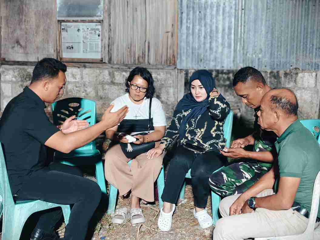 Pelukan Duka dan Harapan di Tanah Rote: Keluarga Prada Lucky Menerima Keadilan dan Tali Asih