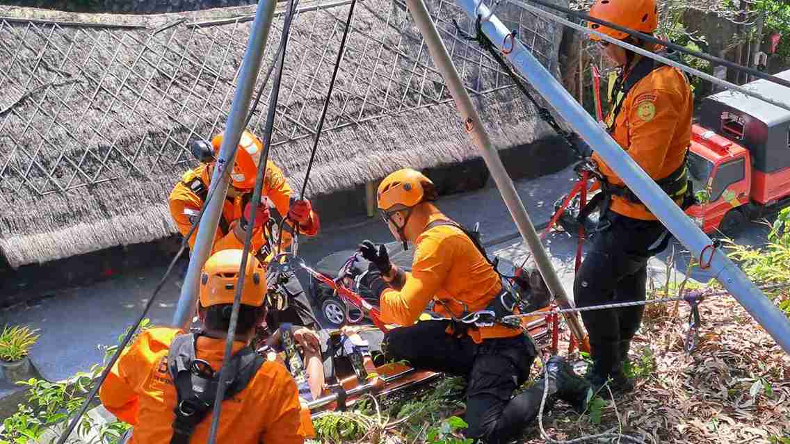 Kesiapan Tim SAR Denpasar Diuji dalam Simulasi Kecelakaan Paralayang