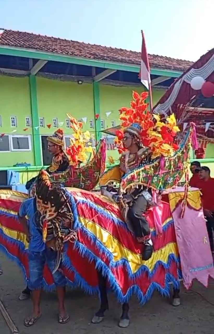 Meriahnya Karnaval ‘Nyunatke Pak RT’ di Demak, Rayakan HUT ke-80 RI dengan Penuh Keunikan