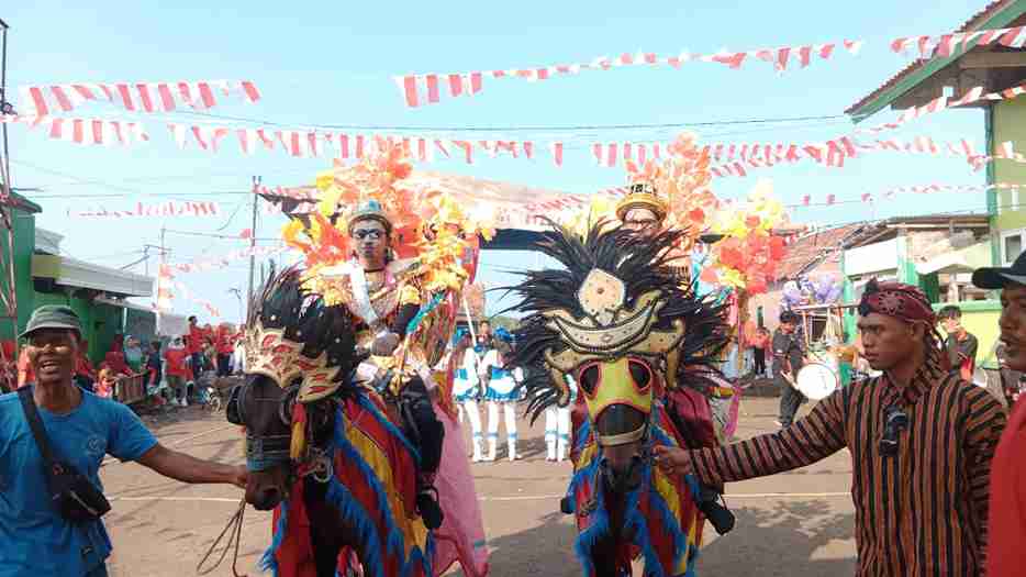 Diarak Bak Manten Sunat, Ketua RT sebagai Ikon Karnaval dalam Perayaan Kemerdekaan di Banjarsari Demak