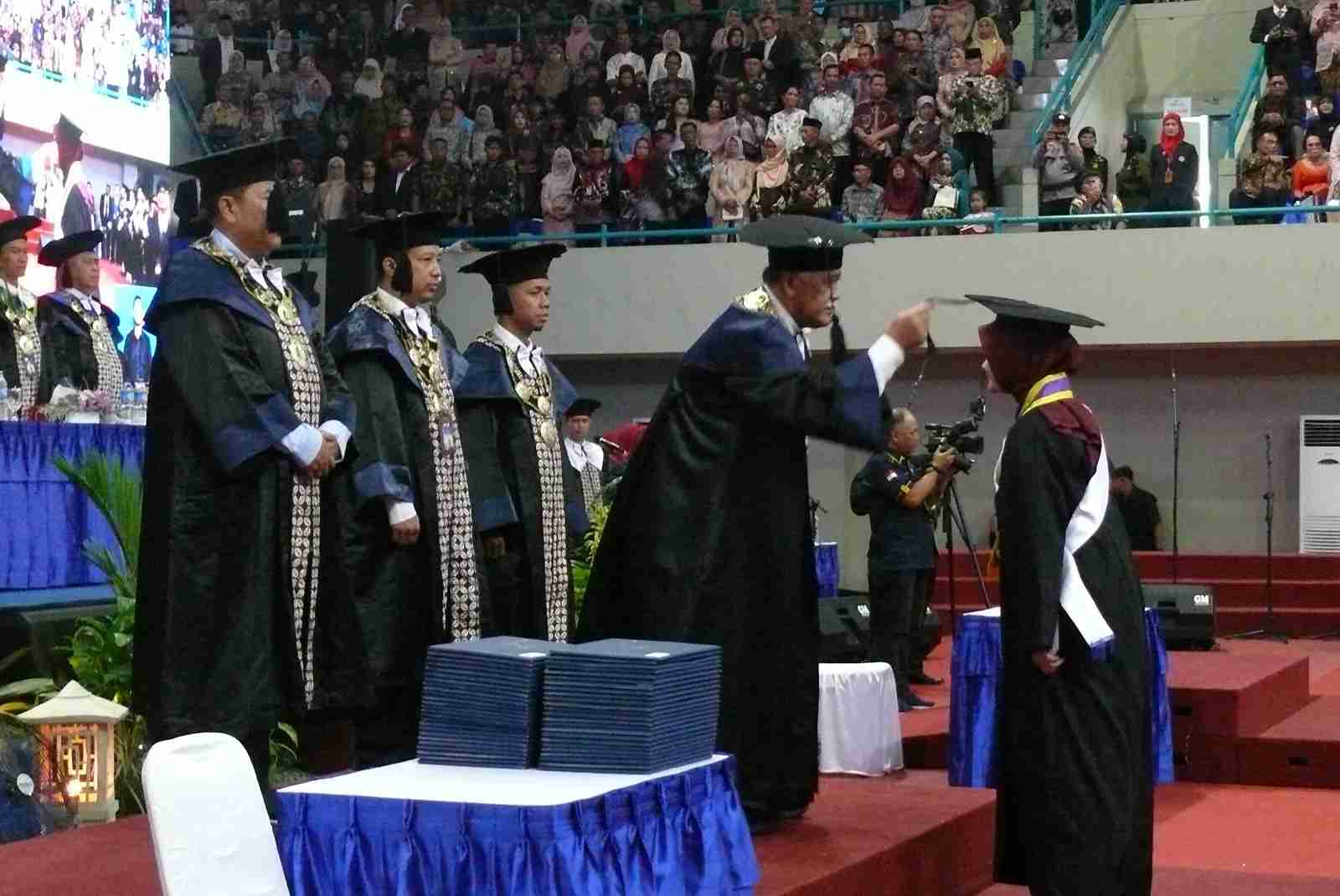 Wisuda Akbar UNY Disertai Penjelasan Rektor Soal Target Pencetakan Ijazah