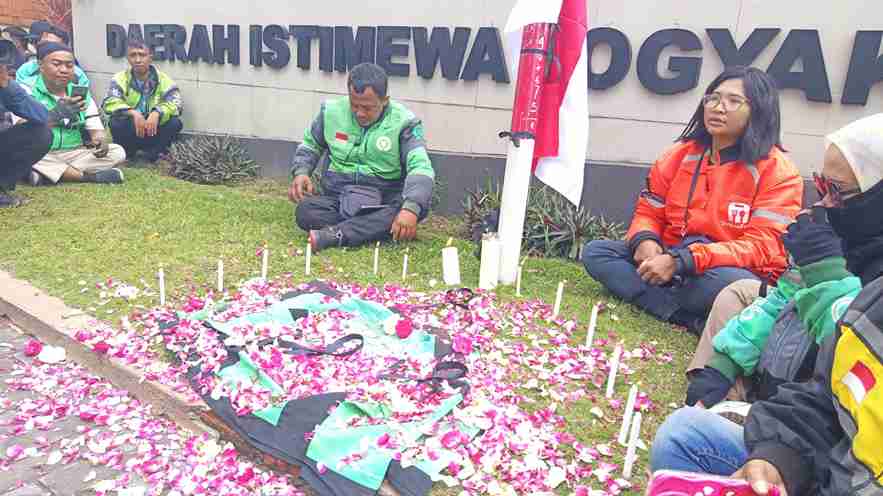 Ojol Yogyakarta Gelar Aksi Duka dan Protes, Tuntut Keadilan Atas Kematian Rekan yang Tertabrak Rantis Brimob