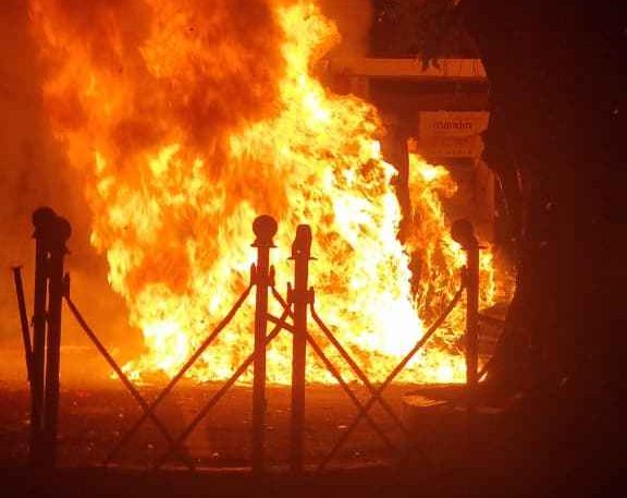 Massa Anarkis Bakar Mobil Dinas di Mapolda DIY, Tuntut Keadilan bagi Ojol Affan Kurniawan