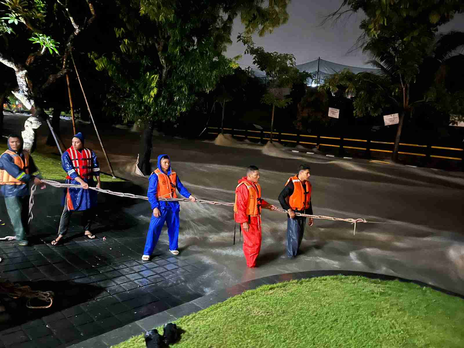 Bencana Menerjang, Polri Gerak Cepat Evakuasi Korban Banjir dan Longsor di Bali