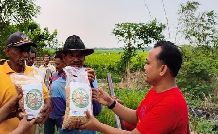 Persaudaraan Tani-Nelayan Salurkan Bantuan Benih Padi Unggul ke Gapoktan Bekasi