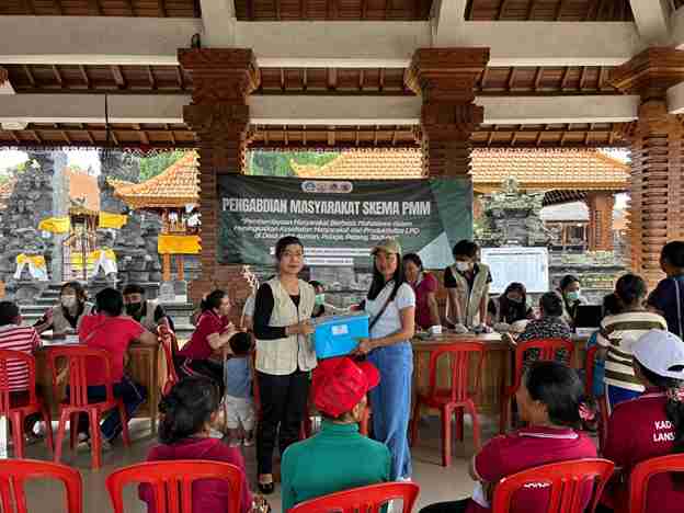Universitas Bali Internasional Peduli Lansia, Berikan Pemeriksaan dan Edukasi Kesehatan di Desa Plaga