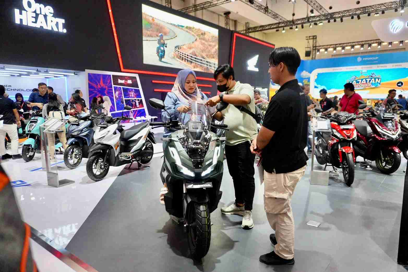 New Honda ADV160 Pimpin Barisan, Siap Guncang IMOS 2025 dengan Konektivitas dan Garansi Ekstra