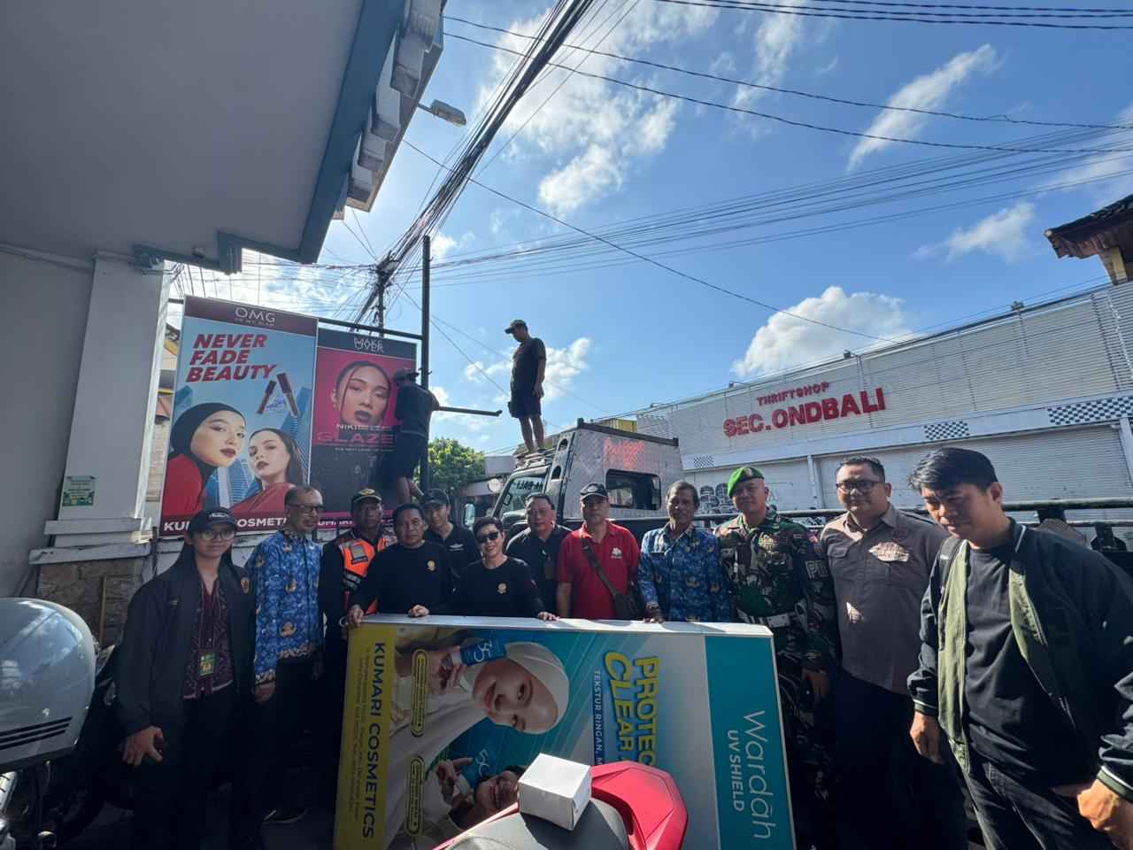 Hukum Tegak! Satpol PP Denpasar Robohkan Reklame Tanpa Izin, Sinyal Keras bagi Pelanggar Aturan