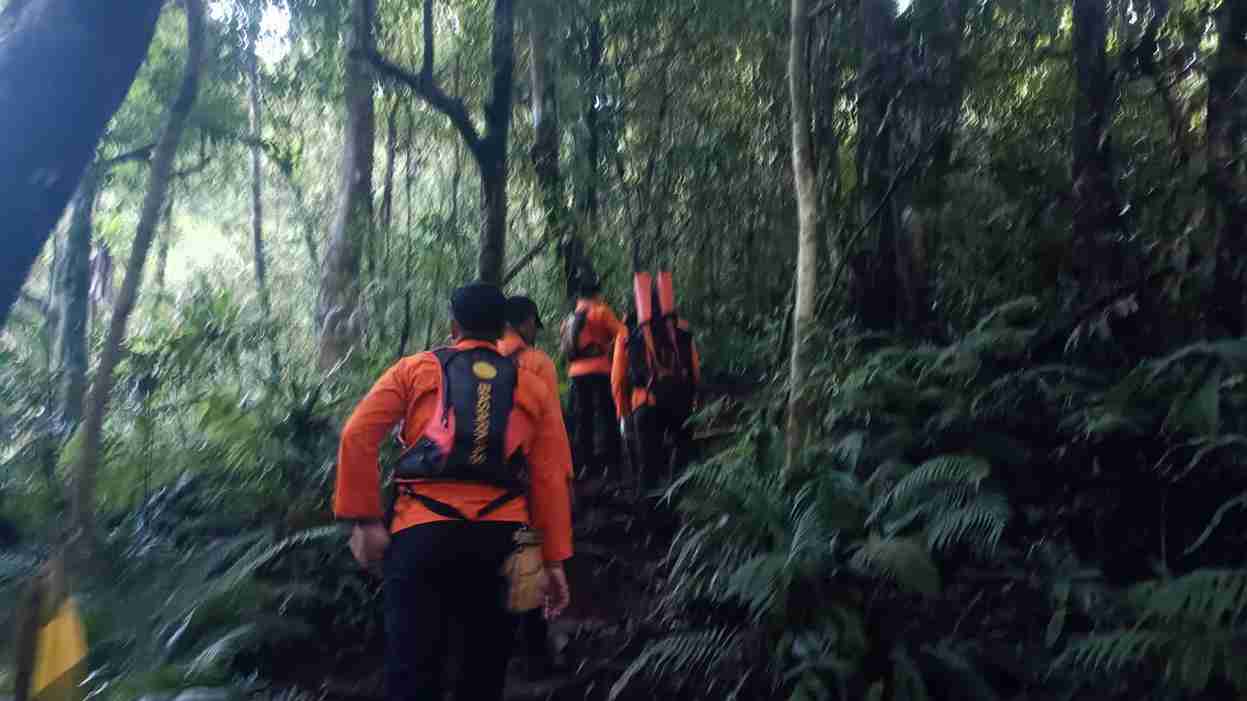 Empat Pendaki Kram di Gunung Batukaru Dievakuasi Tim SAR