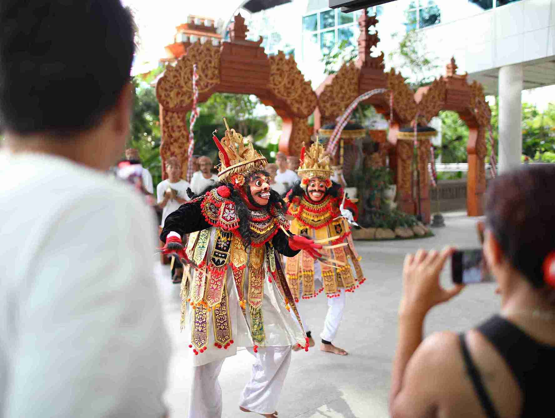 Bandara Ngurah Rai Hadirkan Nuansa Mitologi Bali dalam Perayaan Halloween