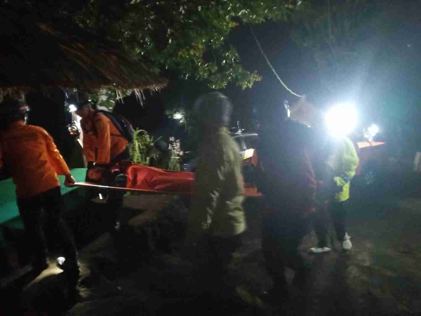 Pendaki Kelelahan Dievakuasi Tim SAR Gabungan di Gunung Sanghyang Bali