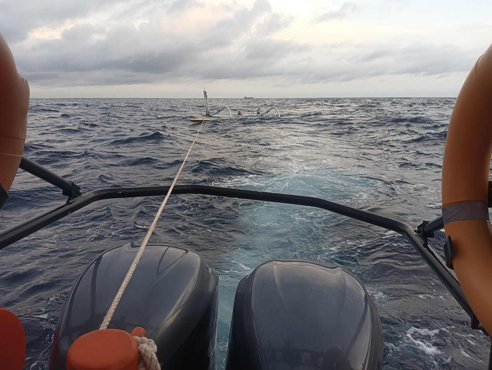 Nelayan Nusa Penida Selamat dari Maut Setelah Jukung Nyaris Tenggelam