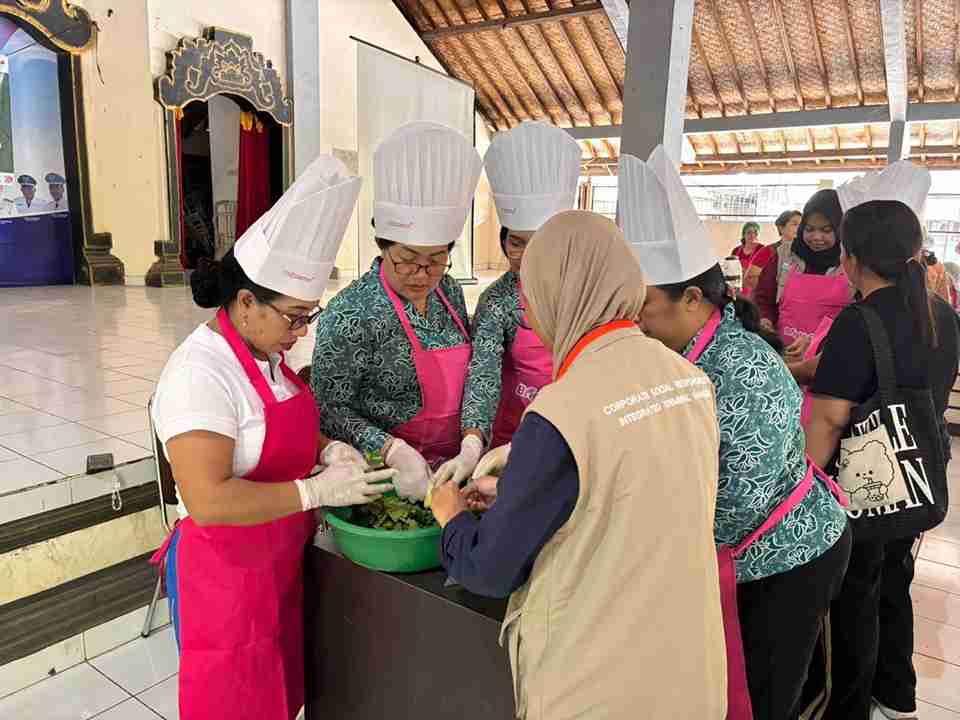 Pemberdayaan Ekonomi Pasca-Bencana: Pertamina IT Manggis dan Rumah BUMN Klungkung Latih Perempuan Pesisir Buat Jamu Herbal