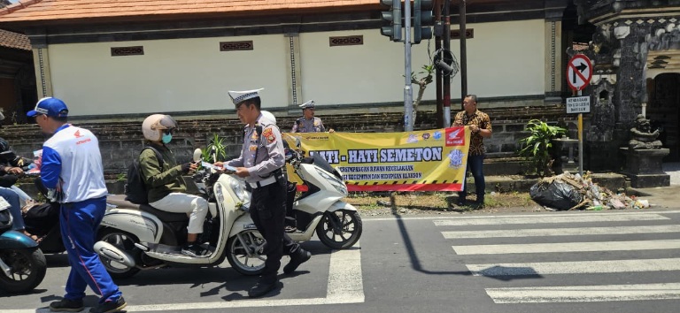 Astra Motor Bali dan Polres Badung Perkuat Safety Riding Pasang Plang Keselamatan di Titik Rawan