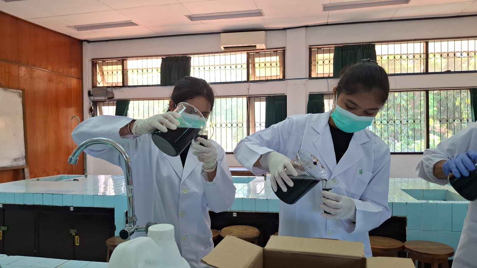 Inovasi Siswa SMADARA: Ekstrak Daun Kelor Jadi Solusi Penetralkan Limbah Timbal di Pantai Sanur