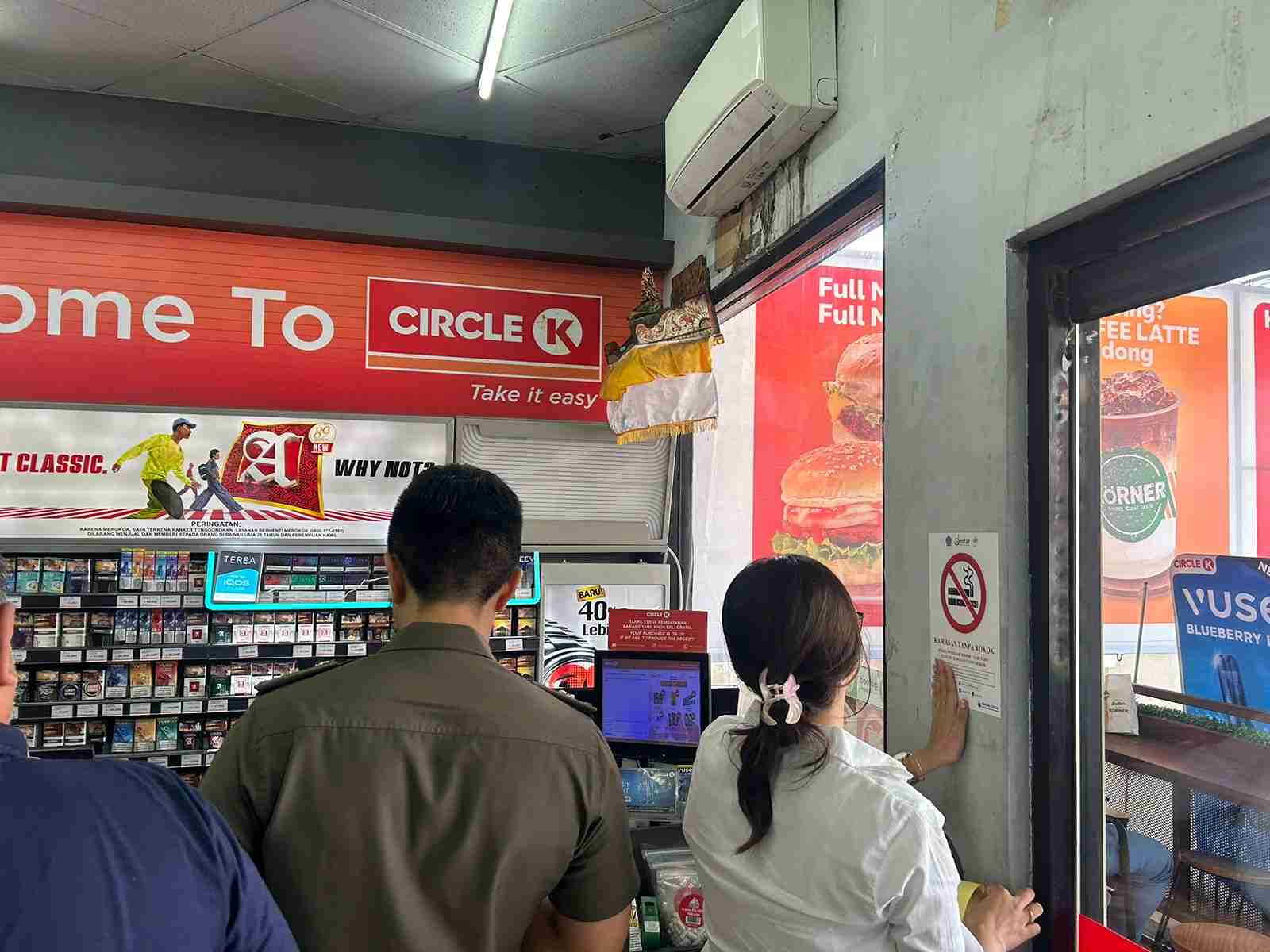 Dua Minimarket di Denpasar Diberi Surat Pemanggilan Akibat Pelanggaran Kawasan Tanpa Rokok