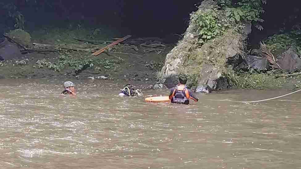Pencarian Dramatis di Air Terjun Mengening, Remaja 15 Tahun Hilang Terseret Arus