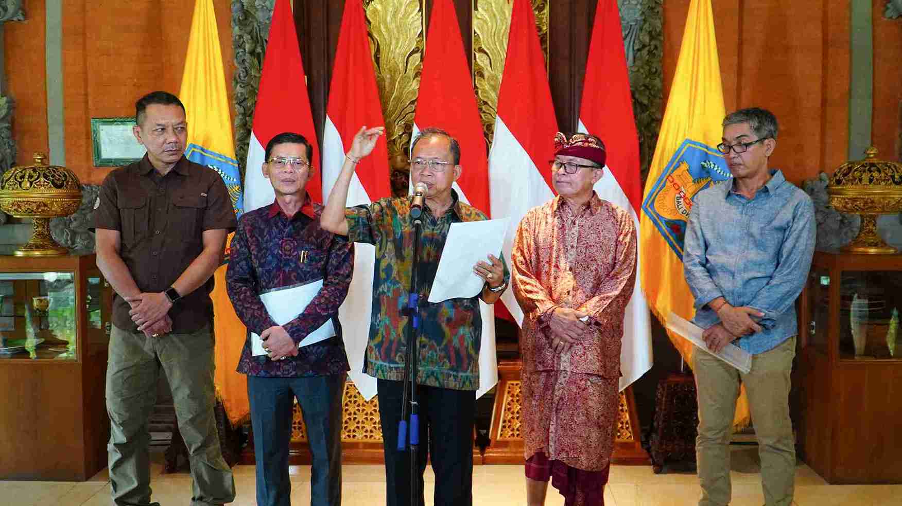 Tegak! Langgar Aturan, Gubernur Koster Perintahkan Bongkar Total Proyek Lift Kaca di Pantai Kelingking Nusa Penida