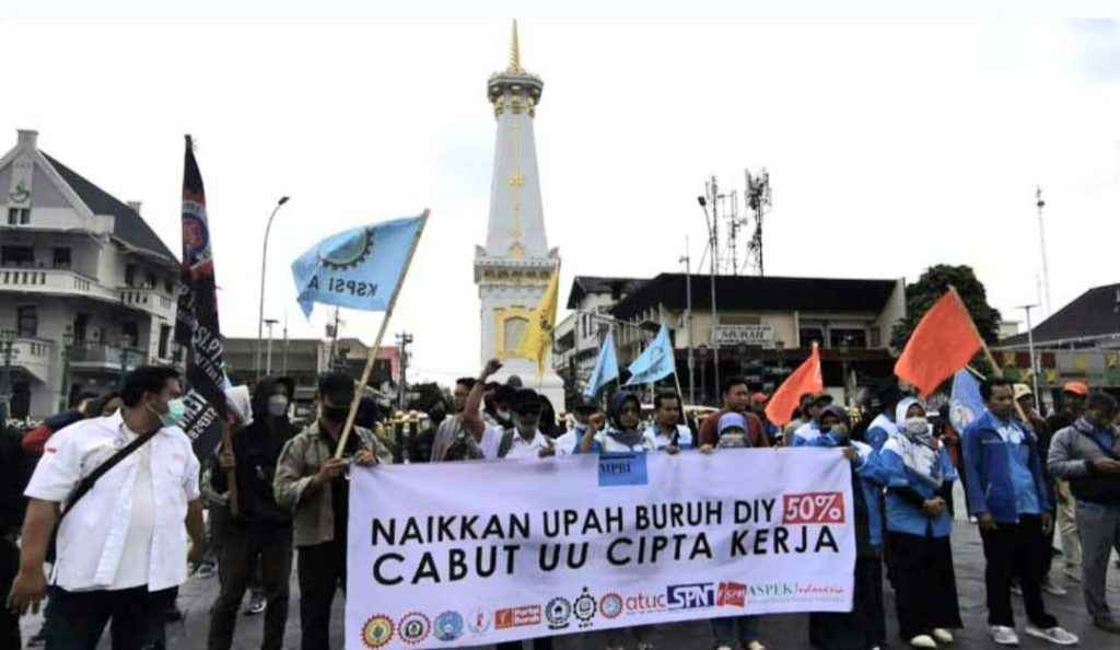 Tolak Formula PP 56/2023, Buruh DIY Tuntut Upah Minimal Rp 4 Juta: ‘Ini Angka Martabat Manusia’