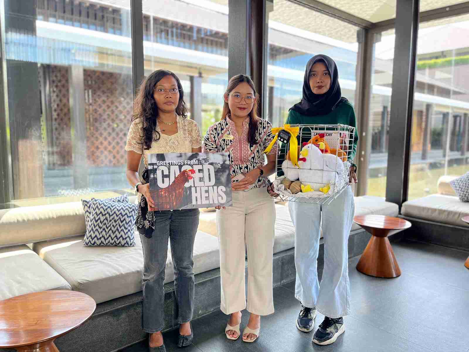 Koalisi Serahkan Kandang Simbolis, Desak Radisson Segera Transparan Soal Telur Bebas Sangkar