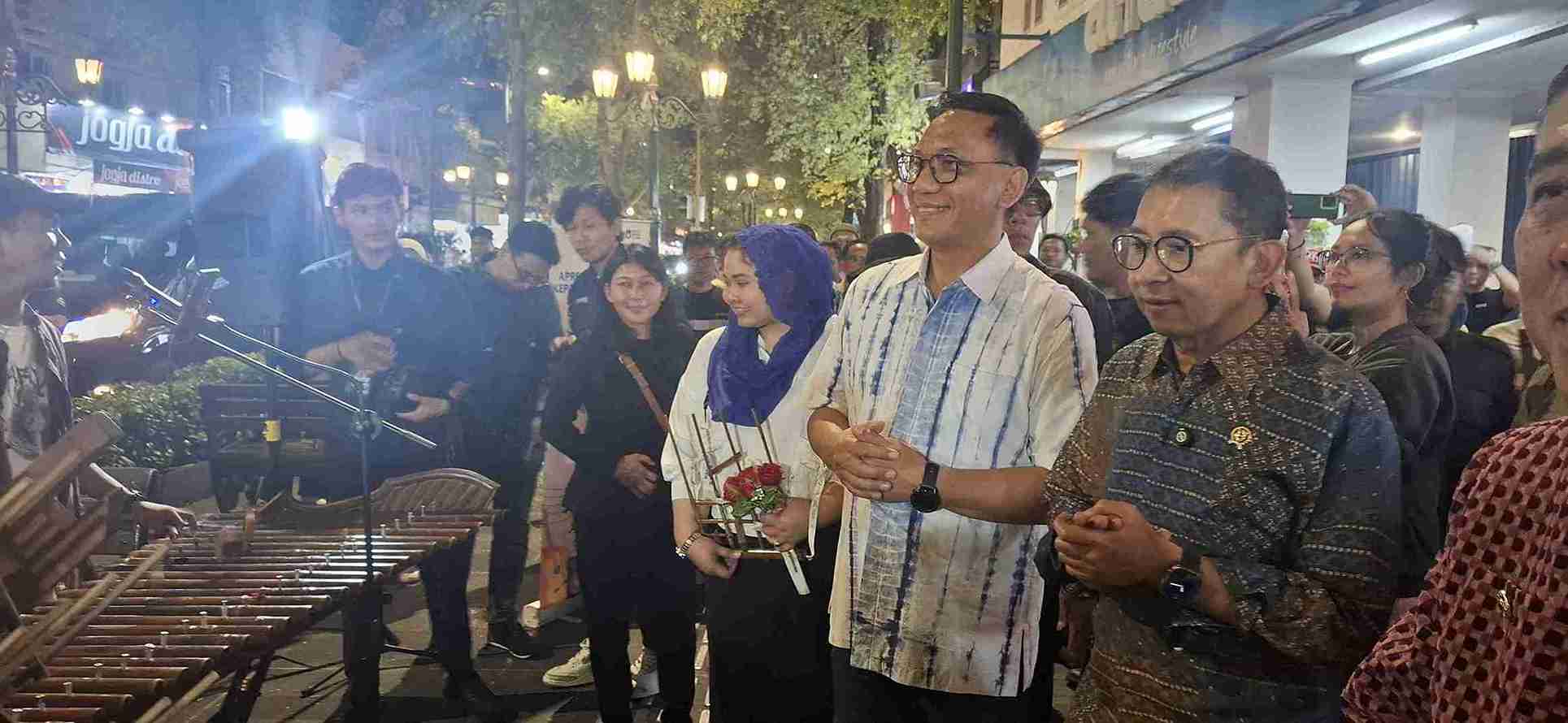 Harmoni di Malioboro: Saat Menteri Fadli Zon Bernyanyi ‘O Sole Mio’ Bersama Seniman Jalanan