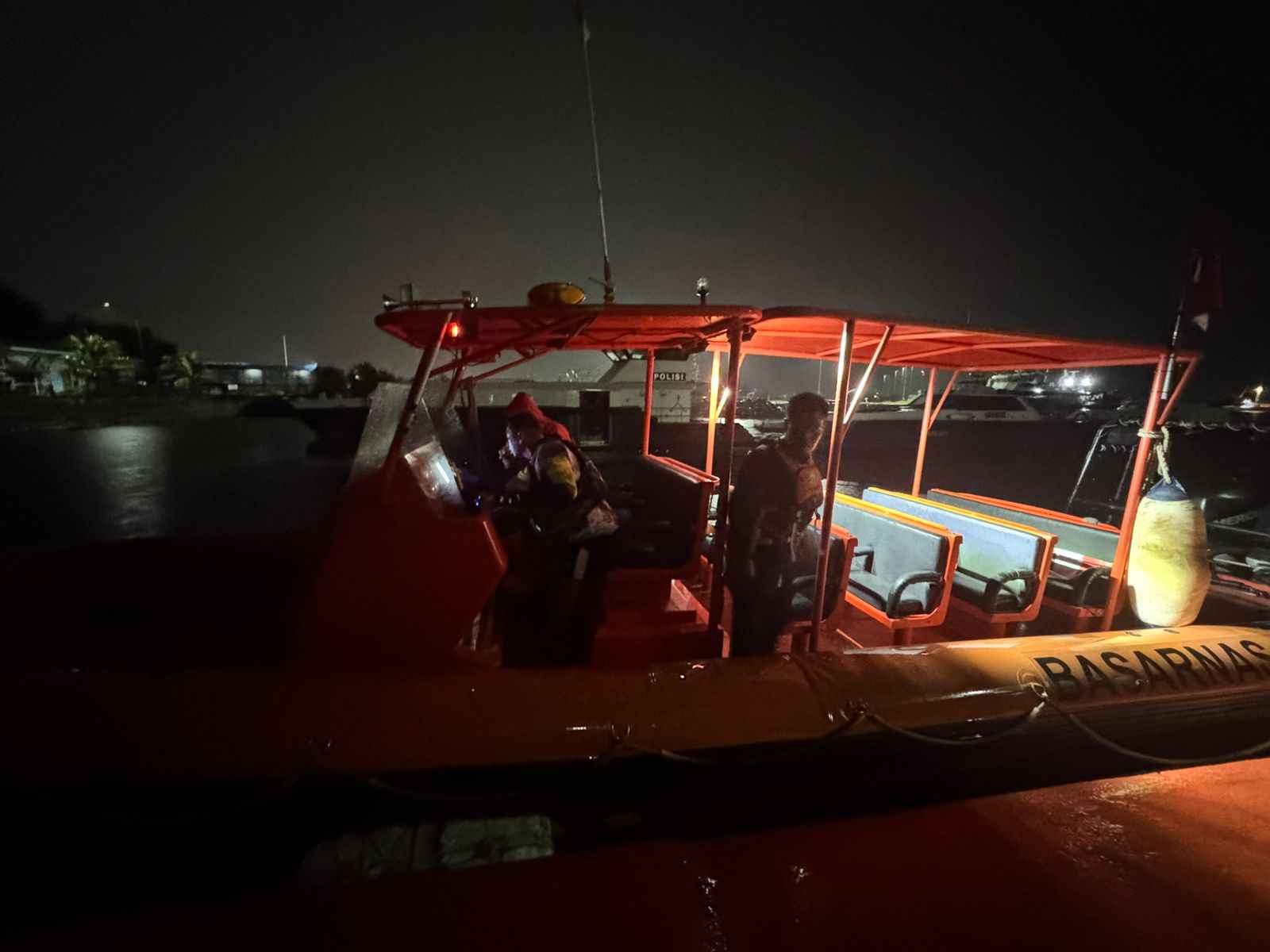 SAR Denpasar Berjuang Melawan Badai, 5 Korban Jukung Terbalik di Perairan Nusa Dua Berhasil Dievakuasi