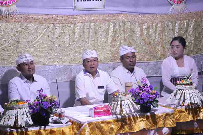 Menjaga Warisan Leluhur, Gubernur Koster Perkuat Komitmen Adat Lewat Bakti di Pura Luhur Pucak Padang Dawa”