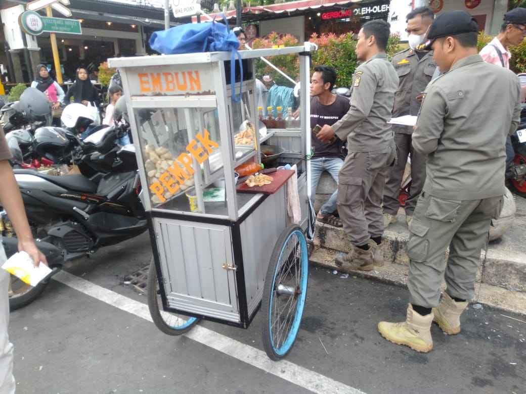 Asap Sate dan ‘Kucing-Kucingan’ di Malioboro: Satpol PP Amankan Puluhan PKL Bandel