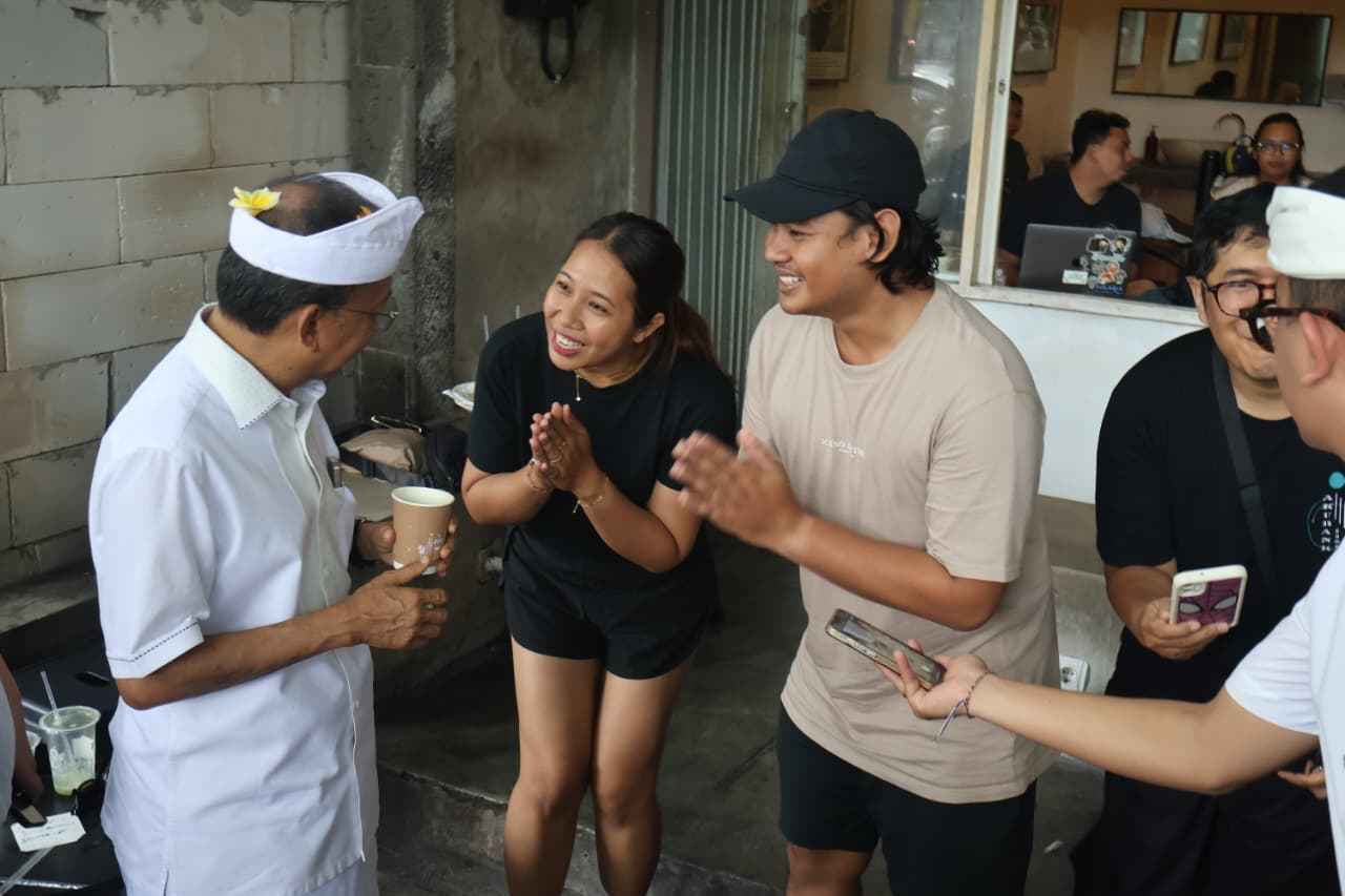 Bukan Cokelat, Tapi Ribuan Cup Kopi dan Babi Guling! Begitu Cara Gubernur Koster Memaknai Rahina Tumpek Klurut Tahun ini
