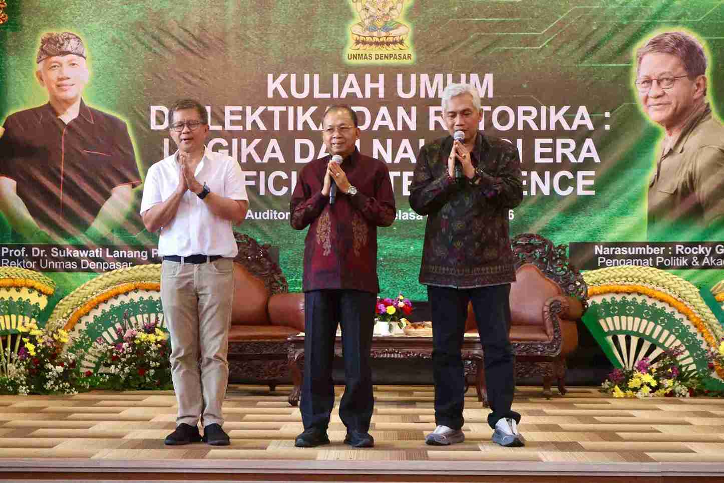 Rocky Gerung di UNMAS: ‘Hidup Boleh Tak Pasti, Asal Ada Kopi Arak’