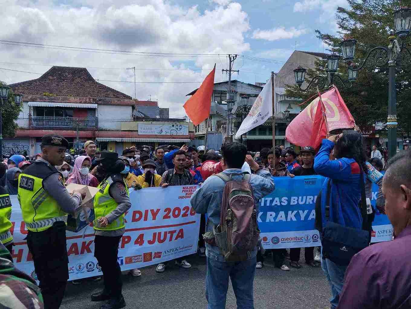 Suara Buruh Yogyakarta: Tuntut Upah Layak Rp4 Juta demi Kelangsungan Hidup