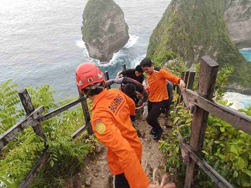 Diterjang Ombak Besar, Wisatawan Ceko Dievakuasi Dramatis dari Tebing Pantai Kelingking