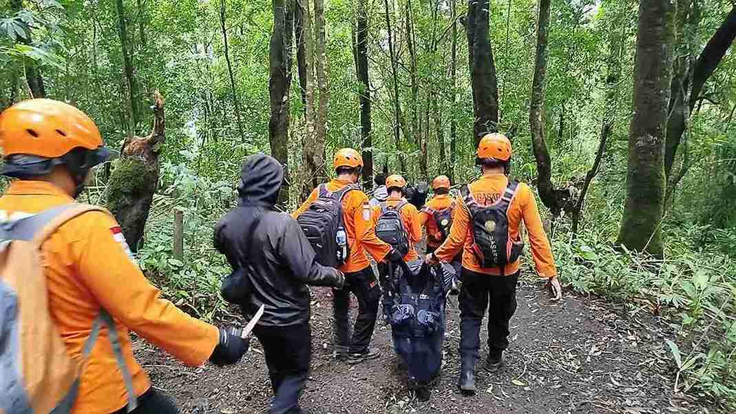 Tim SAR Gabungan Evakuasi Pendaki Hipotermia di Gunung Agung