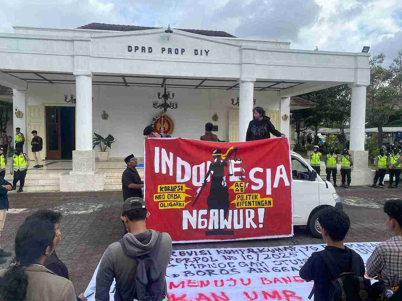 Rakyat Dipaksa Puasa Demokrasi, Mahasiswa Jogja Melawan: Naikkan UMR, Bukan Hidupkan Orde Baru!