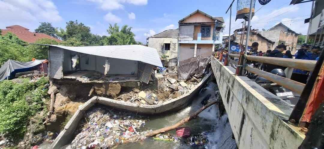 Beban Bangunan di Sempadan Diduga Picu Ambrolnya Talud Sungai Buntung, BBWSSO Siapkan Penanganan Darurat